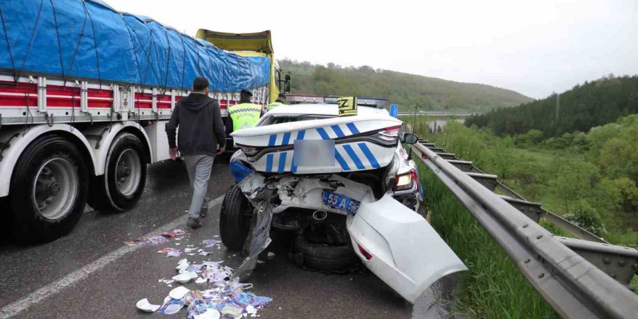 Kazaya müdahale eden polis aracına çarpan Rize plakalı otomobildeki 3 kişi yaralandı