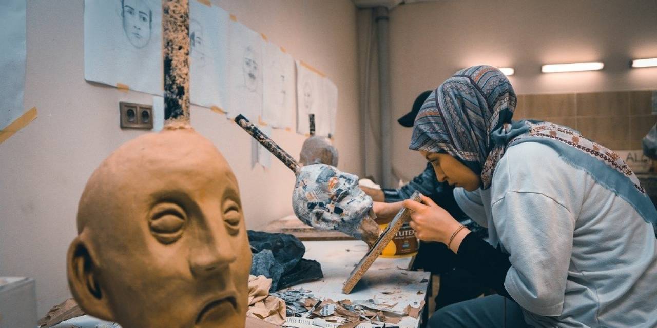 Üniversite Öğrencileri Atölyede Kukla Yapımını Öğreniyor