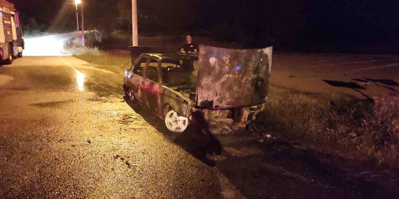 Yol Kenarındaki Araç Yanarak Kullanılamaz Hale Geldi