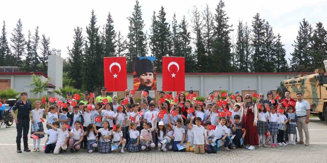 Osmaniye’de ’trafik Haftası Ve Jandarmayı Sevdirme’ Etkinliği