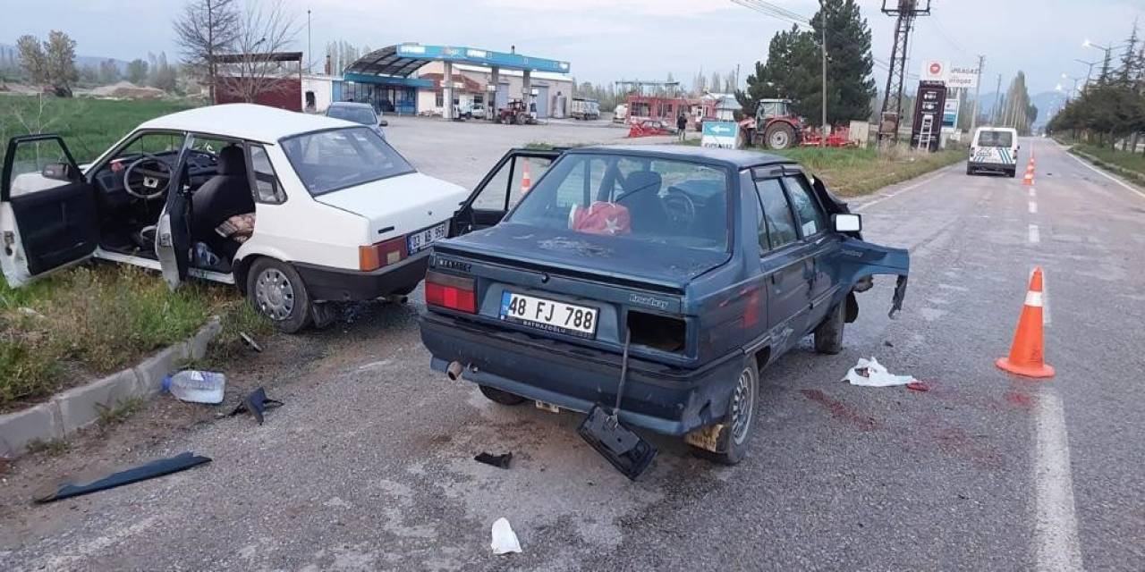 İki Otomobilin Çarpıştığı Kazada 10 Kişi Yaralandı
