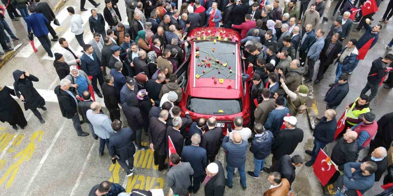 Togg’a Kastamonu’da Yoğun İlgi: Karanfillerle Karşılandı