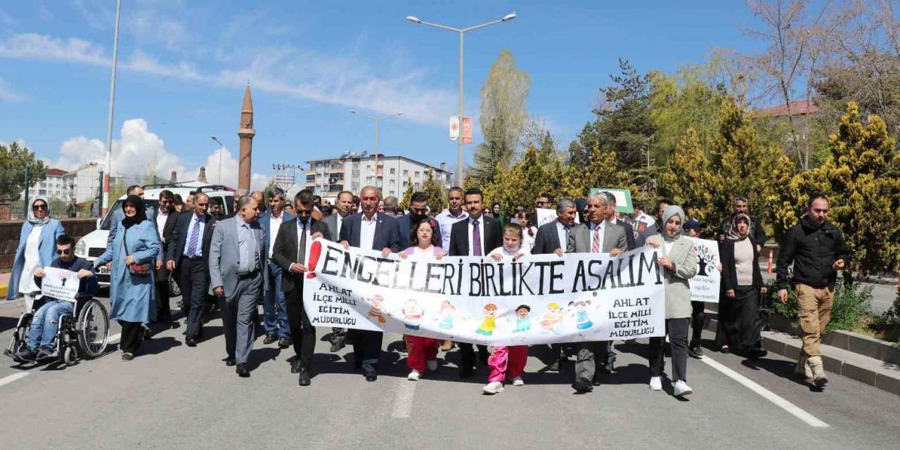 Ahlat’ta Engelliler İçin Farkındalık Yürüyüşü Yapıldı