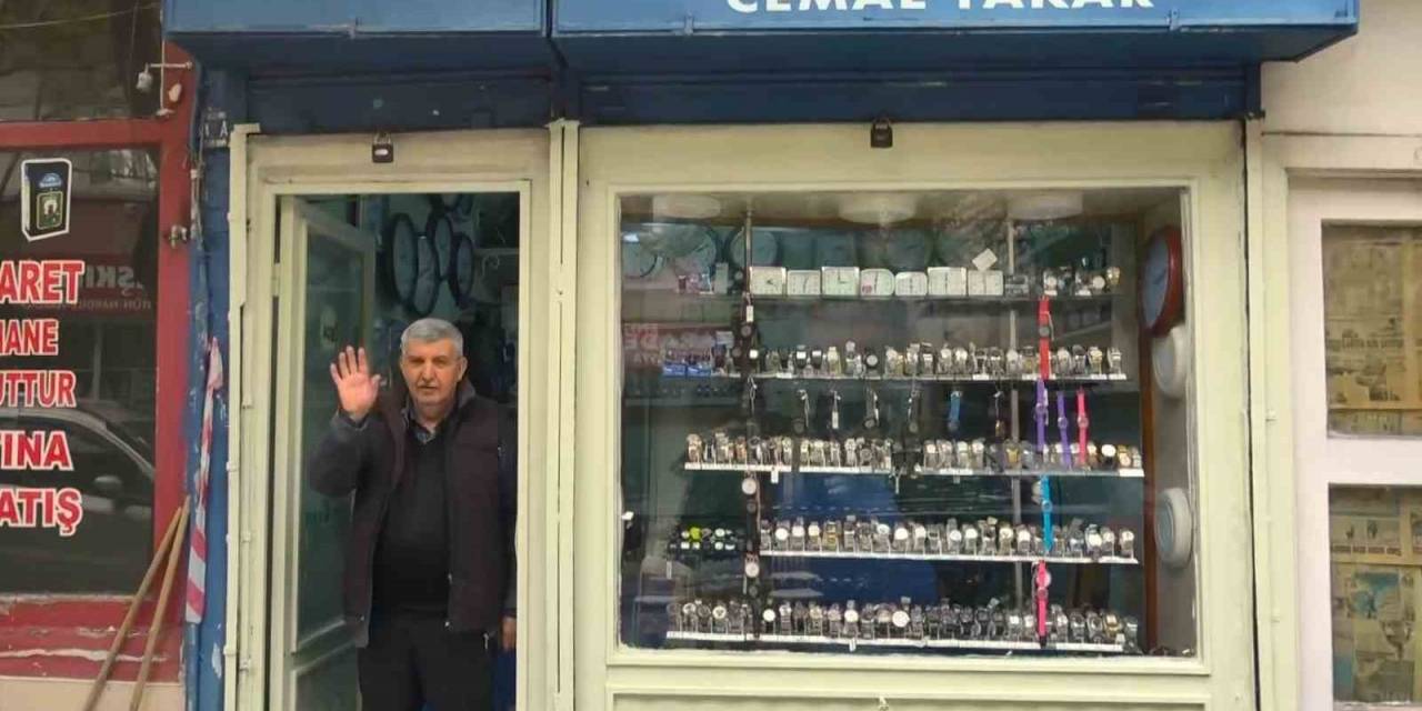 45 Yıllık Yıllık Saat Ustası, 75 Yaşında Mesleğini Aşkla Yapıyor
