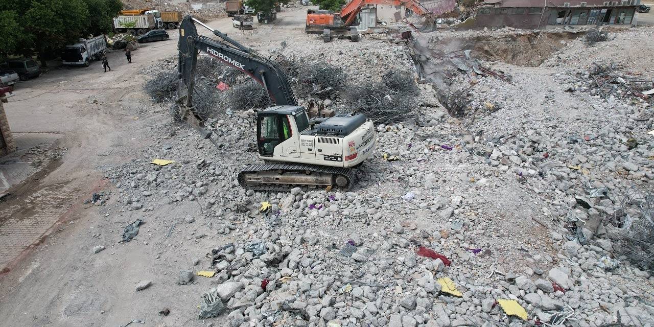 Kahramanmaraş’ta Ağır Hasarlı Yapılar Yıkılıyor, Enkaz Kaldırma Sürüyor