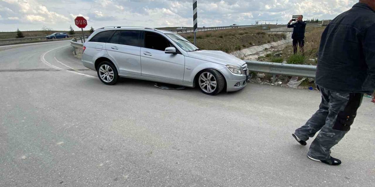 Kontrolden Çıkan Otomobil Bariyerlere Çarptı: 1 Yaralı