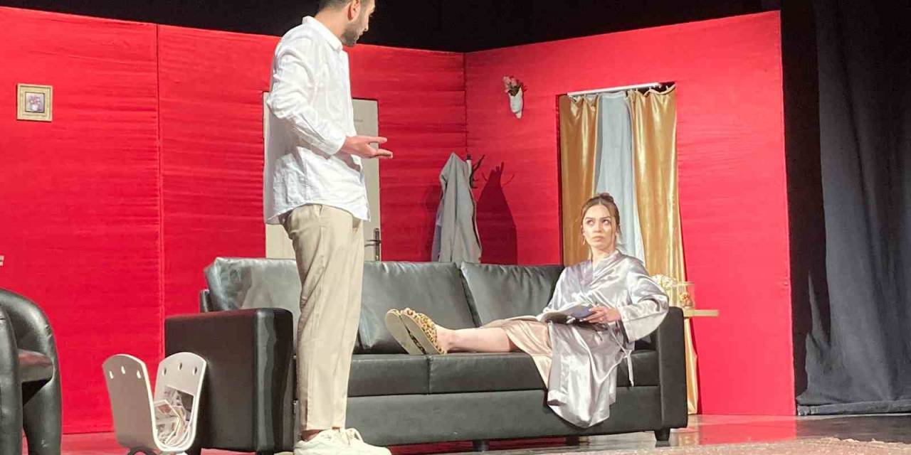 Üniversite Öğrencileri “ya Şundadır Ya Bunda” Oyunu İle Ankaralı Seyircilerin Karşısına Çıktı