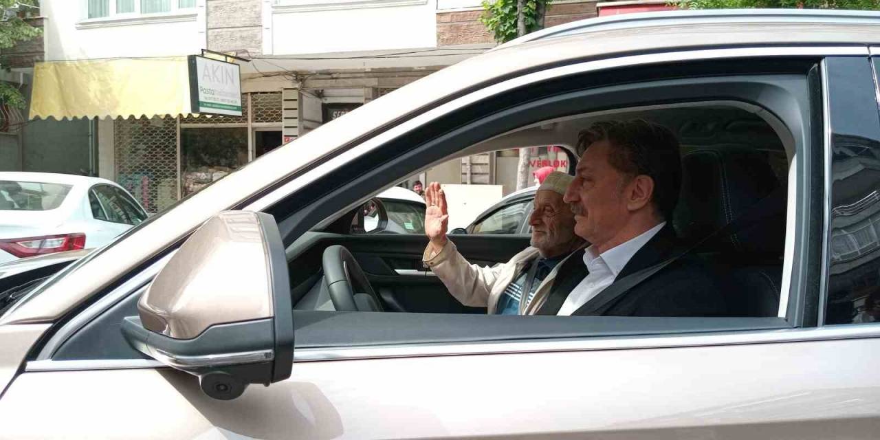 Büyük İstanbul Mitingi İçin Onlarca Basamağı Yürüyerek Çıkan Hüseyin Dedeye Togg Sürprizi
