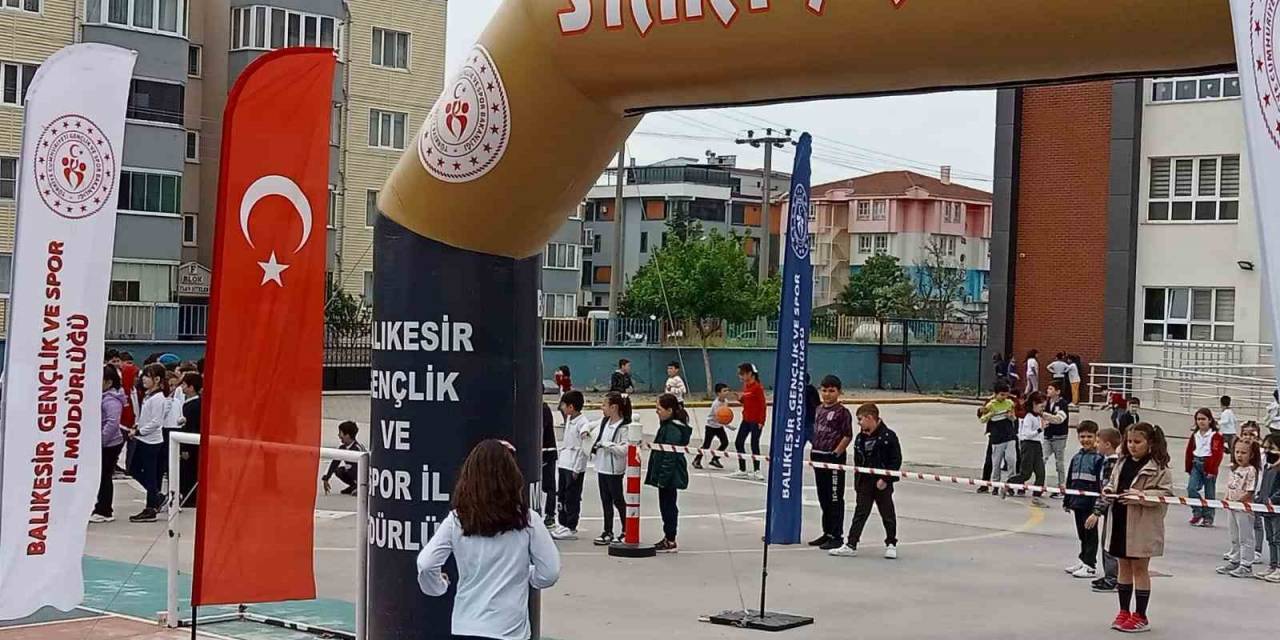 Balıkesir’de Çocuk Atletizm Şenlikleri Yapıldı
