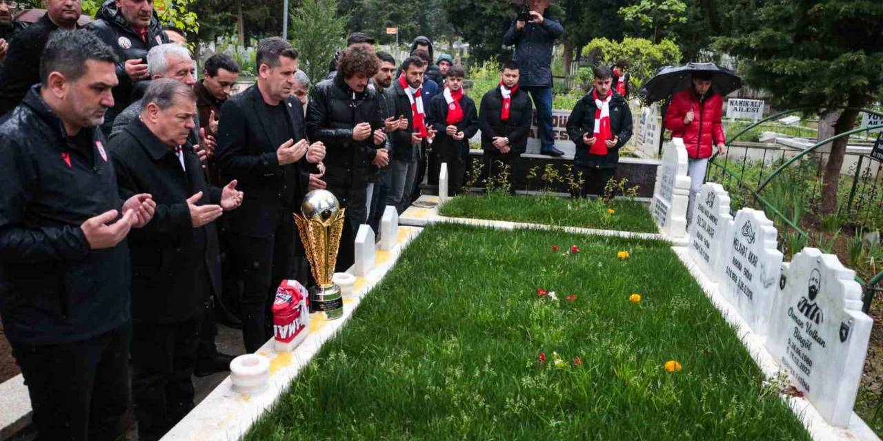 Şampiyonluk Kupası Merhum Samsunsporluların Mezarında