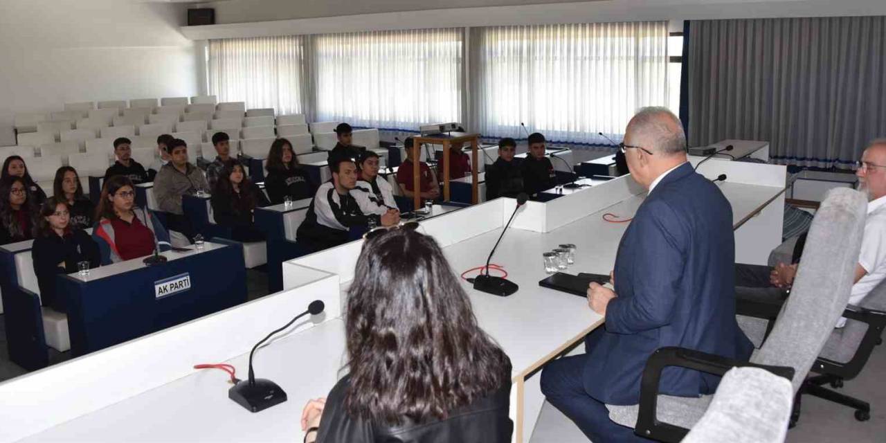 Salihli’de Öğrencilere “yerel Yönetimler” Dersi