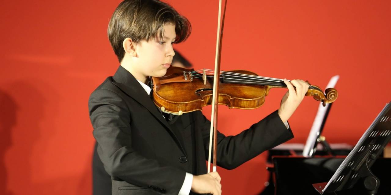 Nilüfer’de Kemanın Genç Yeteneği Dinleyenleri Büyüledi