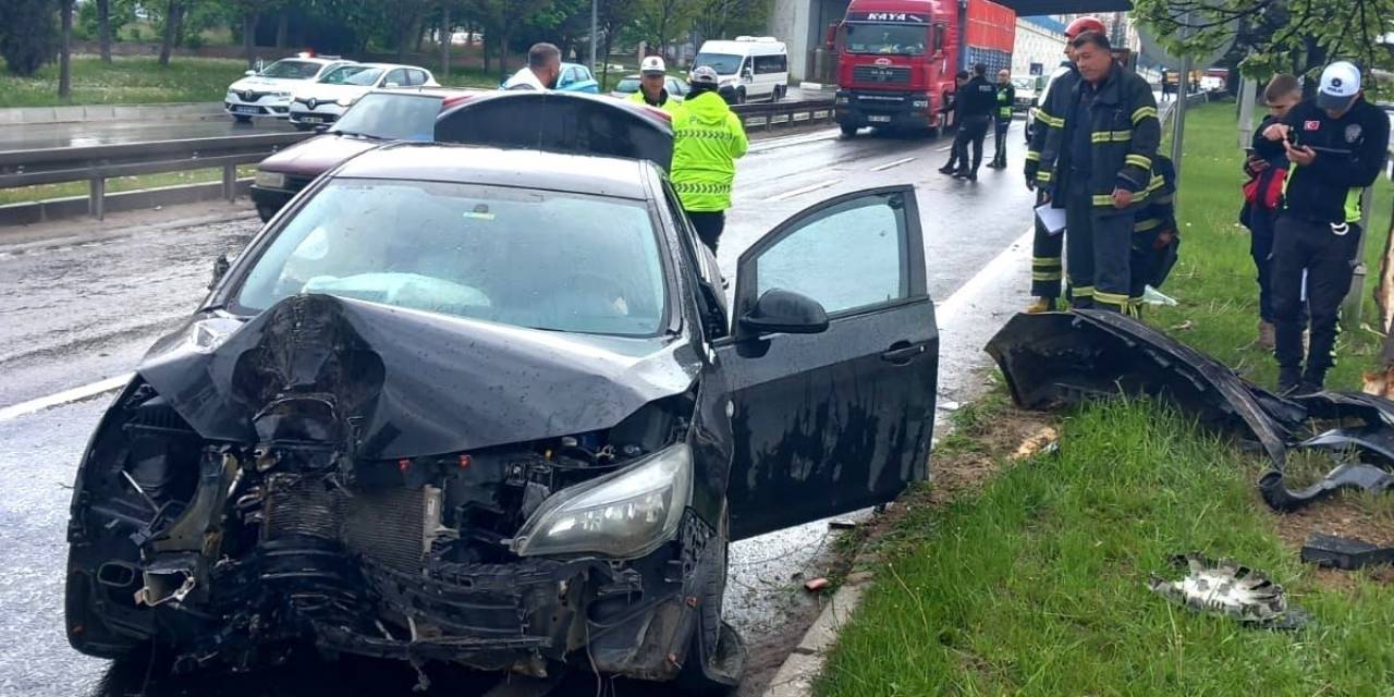 Kütahya’da Kontrolden Çıkan Otomobil Refüjdeki Ağaca Çarptı: 1 Yaralı