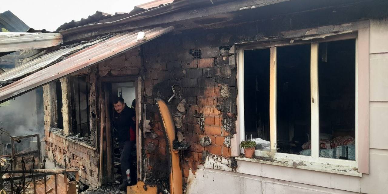 Evde Başlayan Yangın Kapıdaki Aracı Eritti
