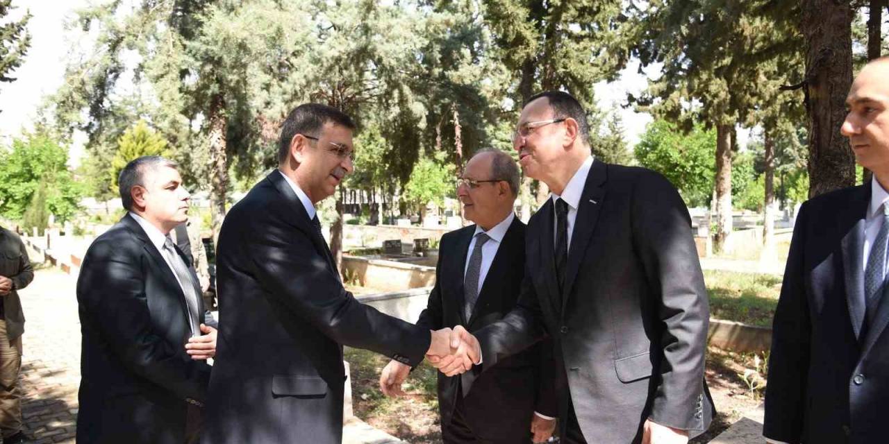 Sanayici N. Topçuoğlu Mezarı Başında Dualarla Anıldı