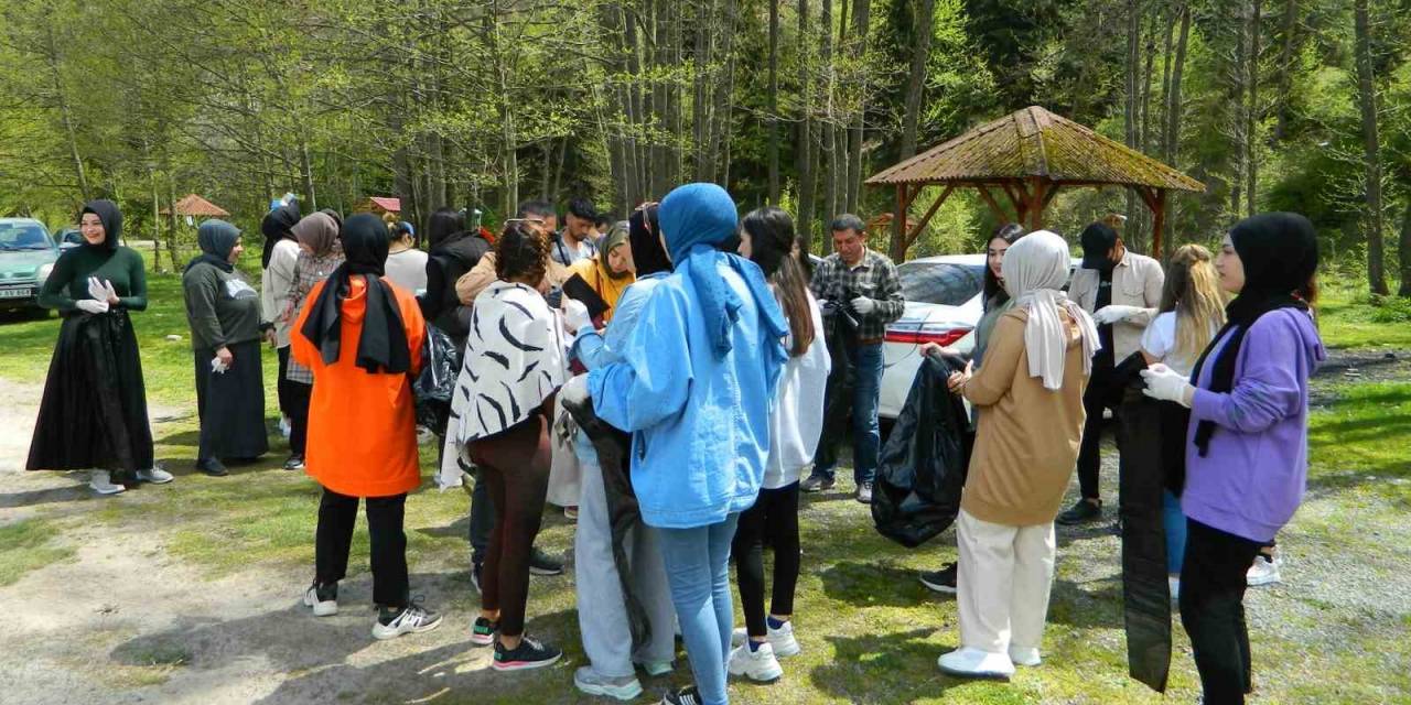 Posof’ta Öğrenciler Çevre Temizliğine Çıktı
