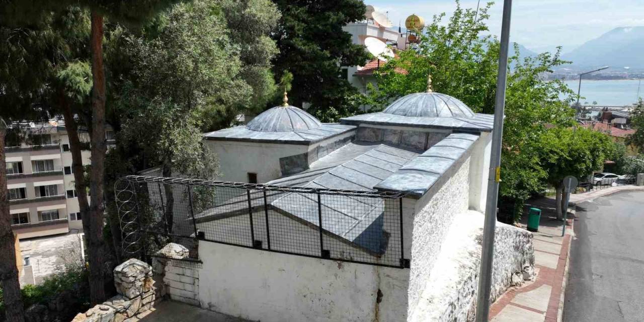 Alanya Kalesi’nin Önemli Tarihi Değerlerinden Sitti Zeyneb Türbesi’nin Çatısı Onarıldı