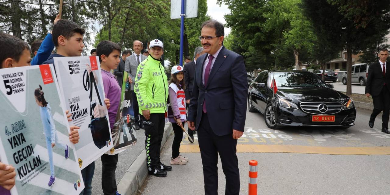 Öğrenciler Trafik Polisi Oldu, Trafik Kurallarına Dikkat Çekti