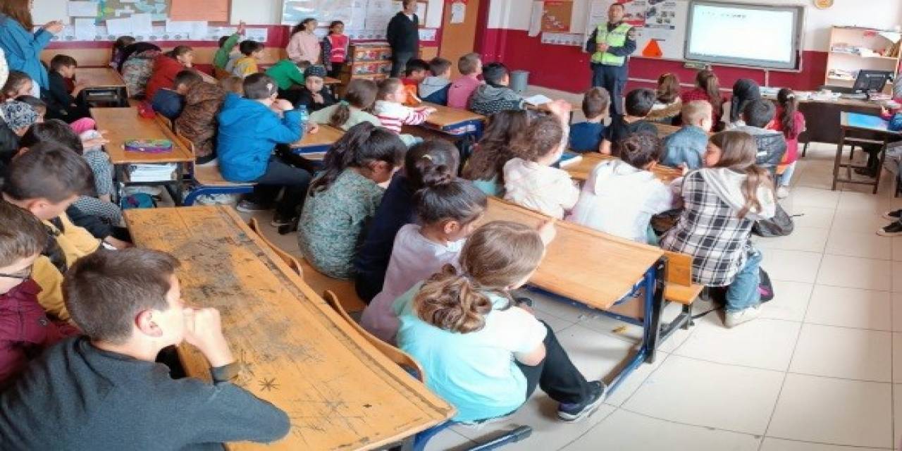 Jandarma Ekipleri İlk Ve Ortaokul Öğrencilerine Trafik Eğitimi Verdi