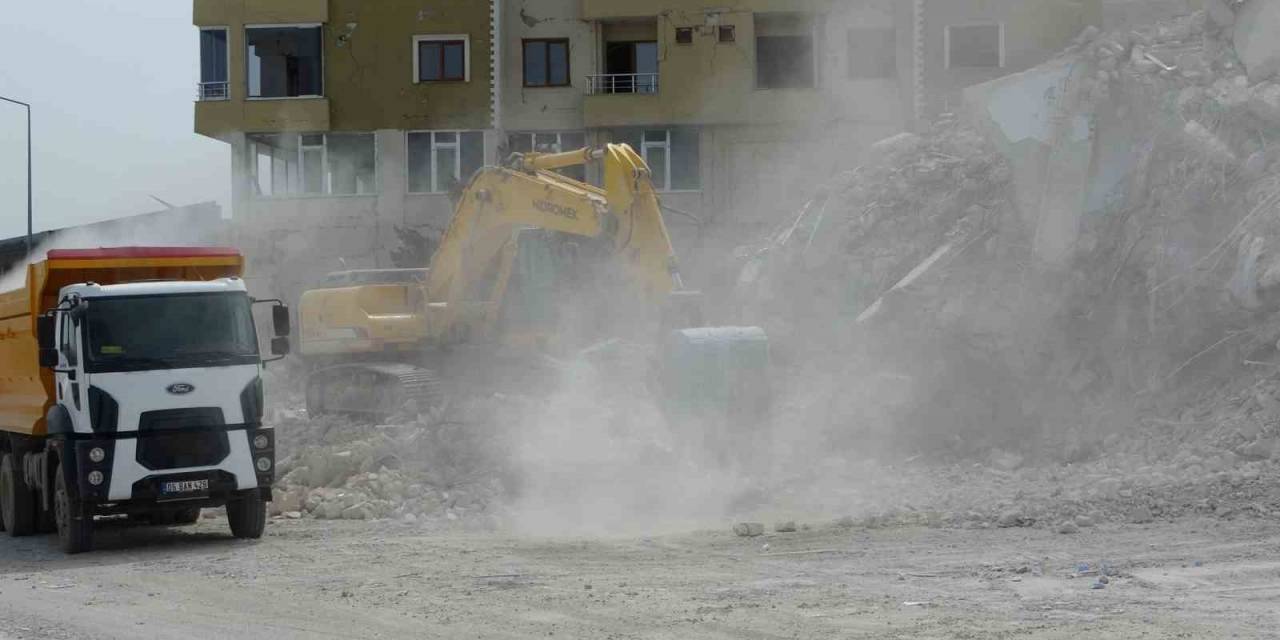 Malatya’da Ağır Hasarlı Binaların Yıkımı Devam Ediyor