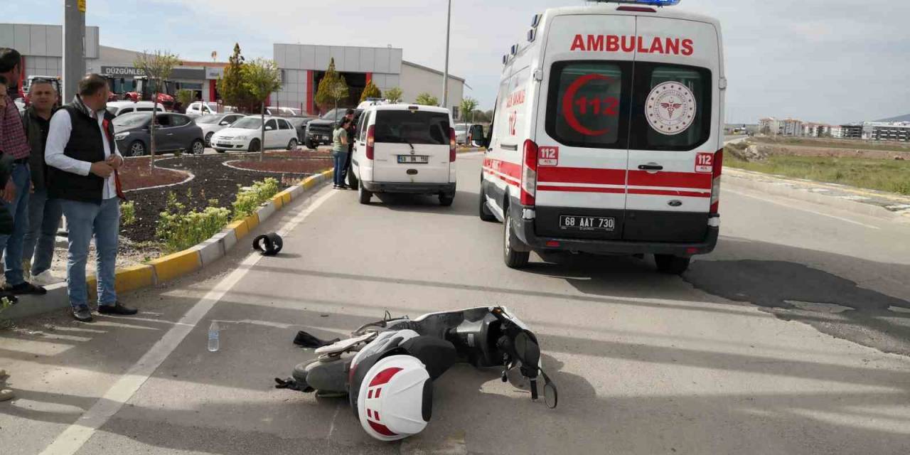 Hafif Ticari Araç Elektrikli Motosiklete Çarptı: 1 Yaralı