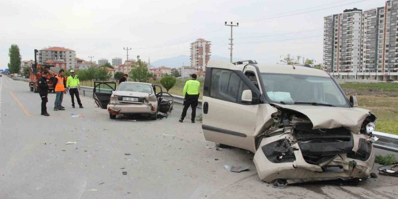 Karaman’da Otomobil İle Hafif Ticari Araç Çarpıştı: 7 Yaralı