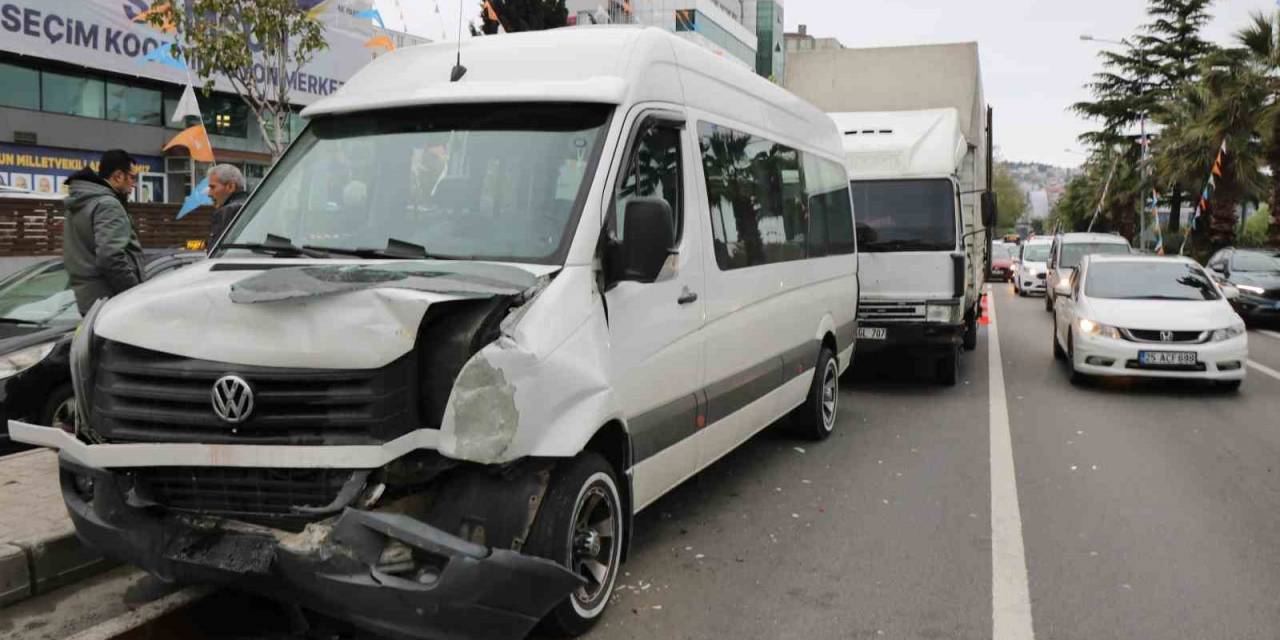 Freni Boşalan Kamyon Işıkta Bekleyen 5 Araca Çarptı: 1 Yaralı