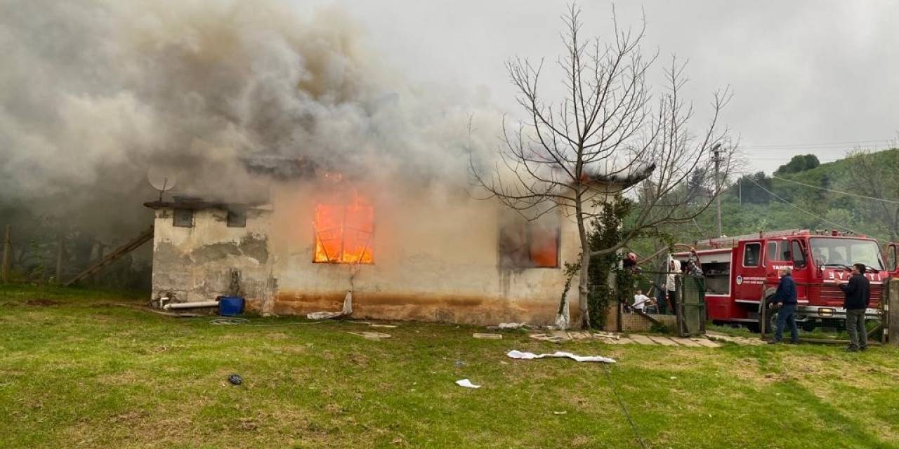 Benzin Dökerek Evi Yaktı, Yaşlı Kadın Kendini Zor Dışarı Attı