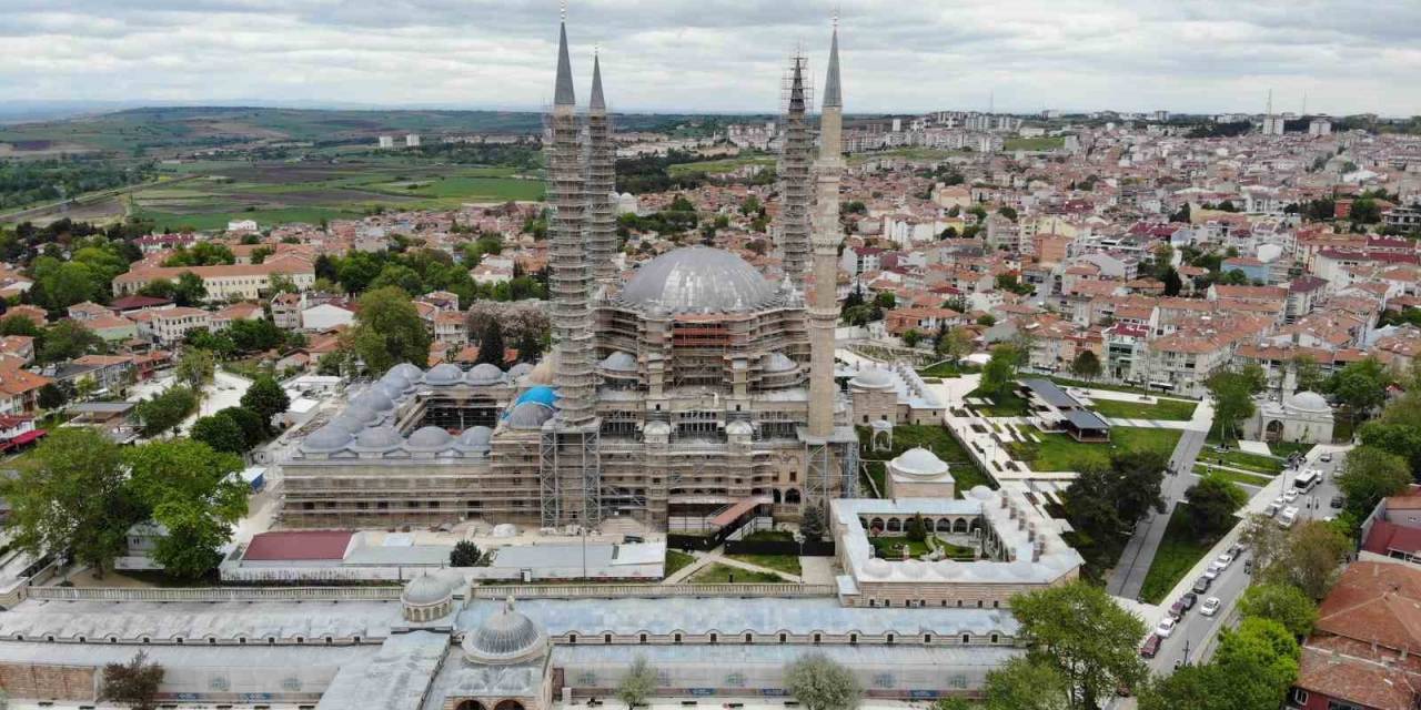Selimiye Camii’nin Dev Kubbe Aleminin Montajı Başladı