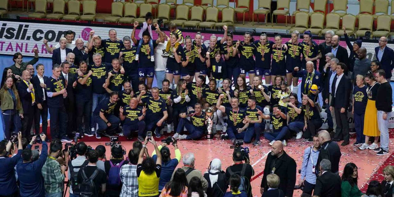Fenerbahçe Kadın Voleybol Takımı, Şampiyonluk Kupasını Kaldırdı