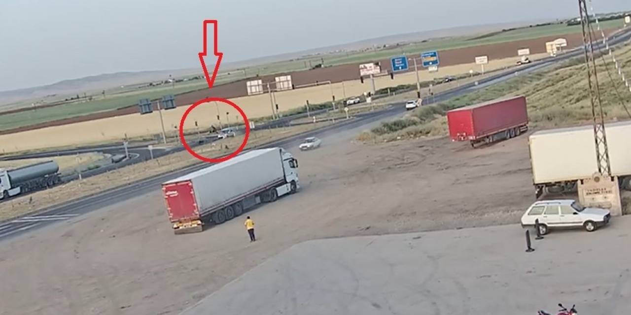 Otomobil İle Motosikletin Çarpışma Anı Kamerada: 1 Ölü, 1 Ağır Yaralı