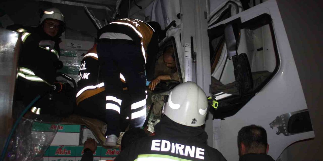 Edirne’de Zincirleme Kaza: Sıkışan Tır Sürücüsünü Ekipler 2 Saat Boyunca Kurtarmak İçin Uğraştı