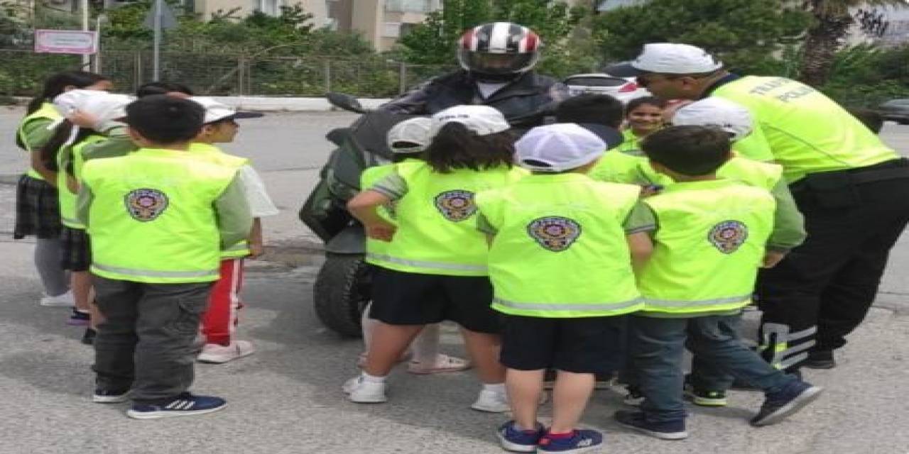 Kuşadası’nda, Trafik Ekipleri Öğrencileri Bilgilendirdi