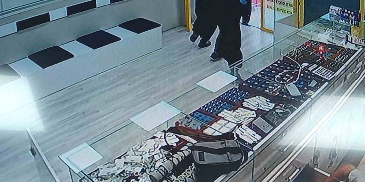 Komedi Filmi Gibi Soygun Girişimi: 3 Şüpheli, Kadın Kılığına Girdi