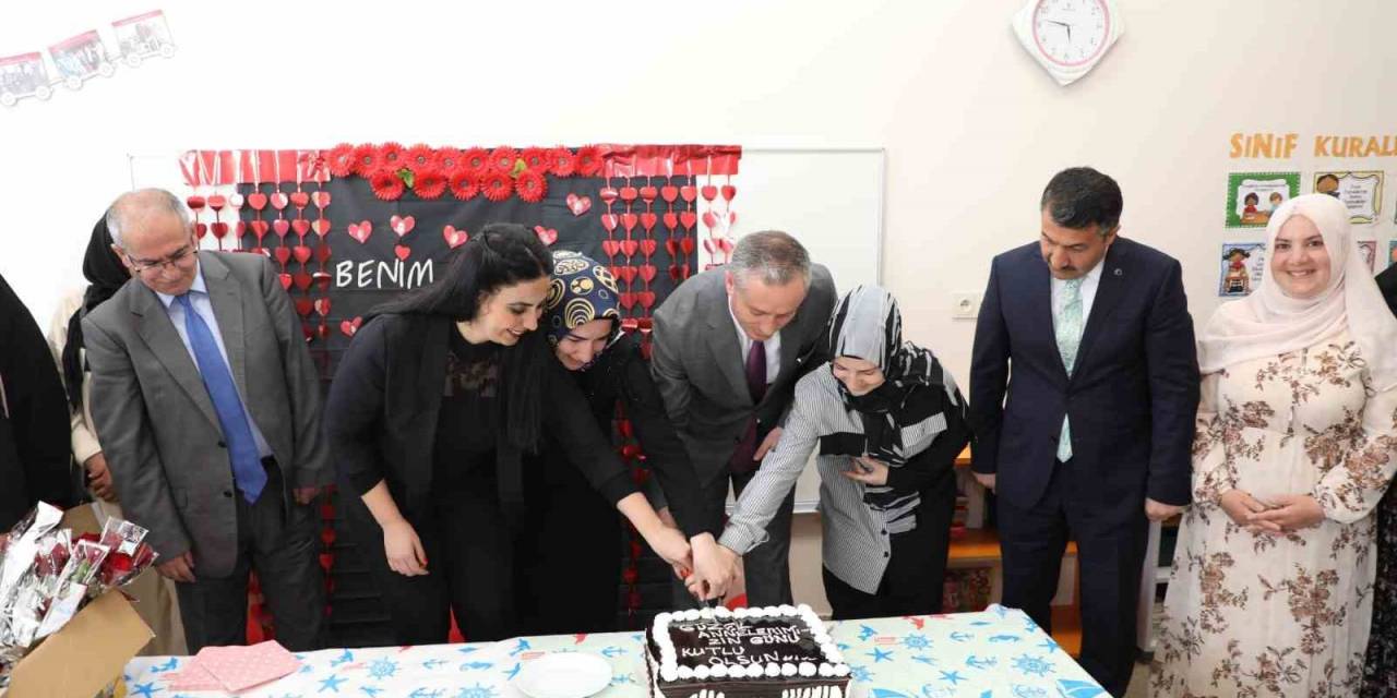 Ağrı Milli Eğitim Müdürü Kökrek, İlkokulda Katıldığı Etkinlikte Anne Velilerin Anneler Gününü Kutladı