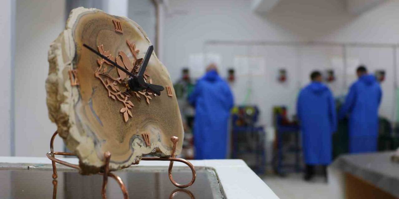 Yarı Değerli Taşlar Diyarbakır’da Kadınların Elinde Şekilleniyor