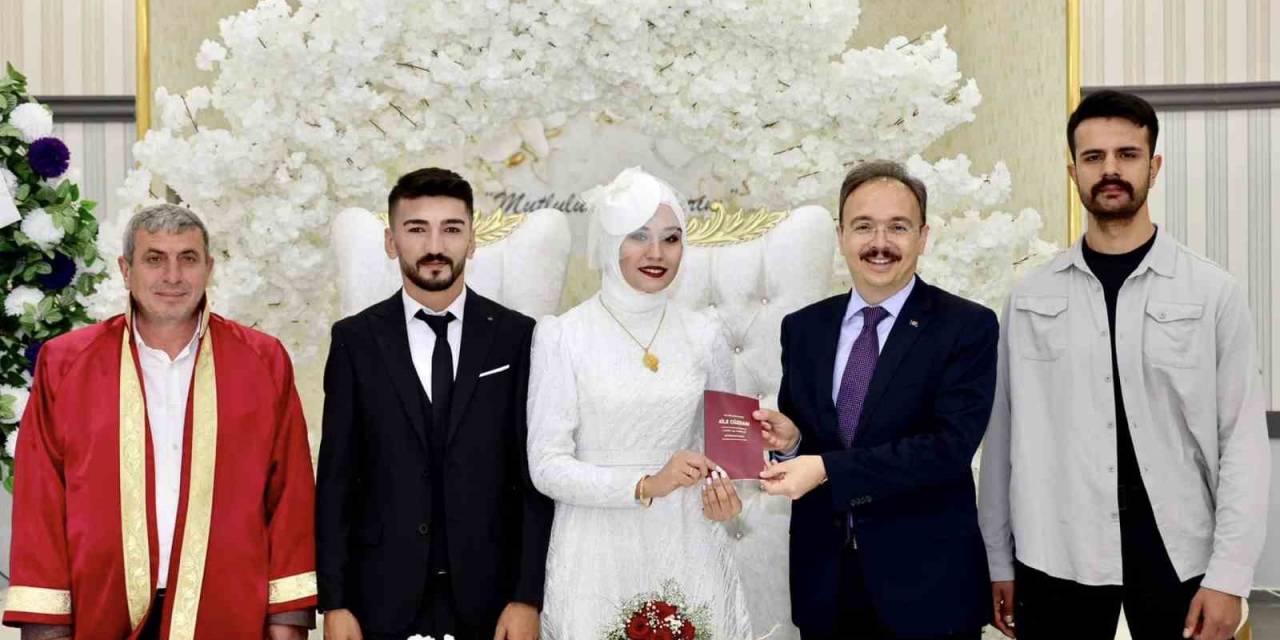 Vali Kızılkaya, Depremzede Çiftin Nikâh Şahidi Oldu