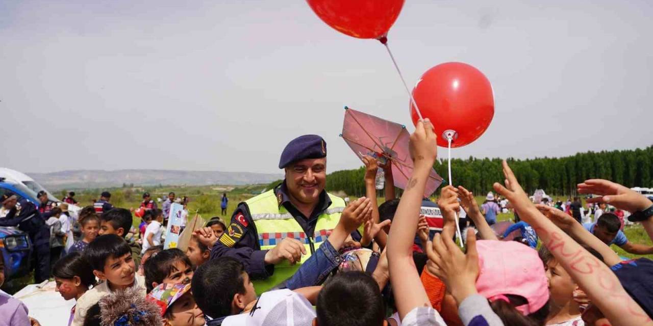 Uçurtma Şenliği Renkli Görüntülere Sahne Oldu