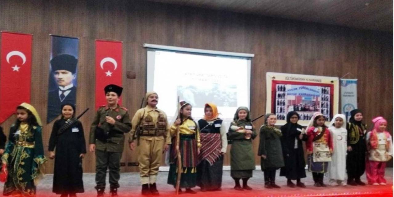 Emet 3 Eylül İlkokulu’ndan, ”küçük Yüreklerden 43 Büyük Kahraman” İsimli Gösteri