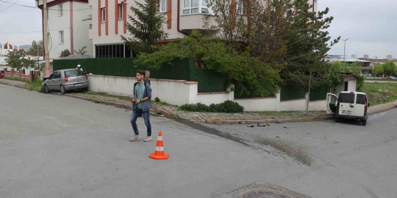 Otomobille Hafif Ticari Çarpıştı: 2 Kişi Yaralandı