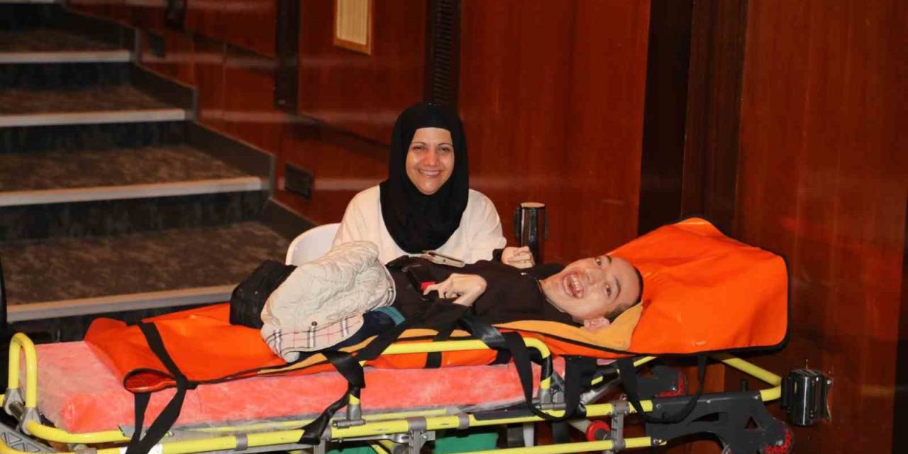 Engeller Tiyatro İle Aşıldı, Mutluluk Yüzlerden Okundu