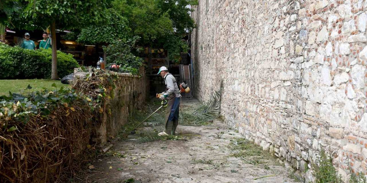 Kuşadası’nın Turistik Çarşılarında Çalışmalar Devam Ediyor