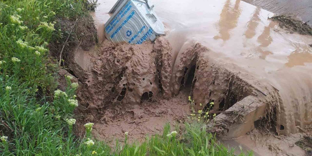 Gemerek’te Sağanak Yağmur Etkili Oldu