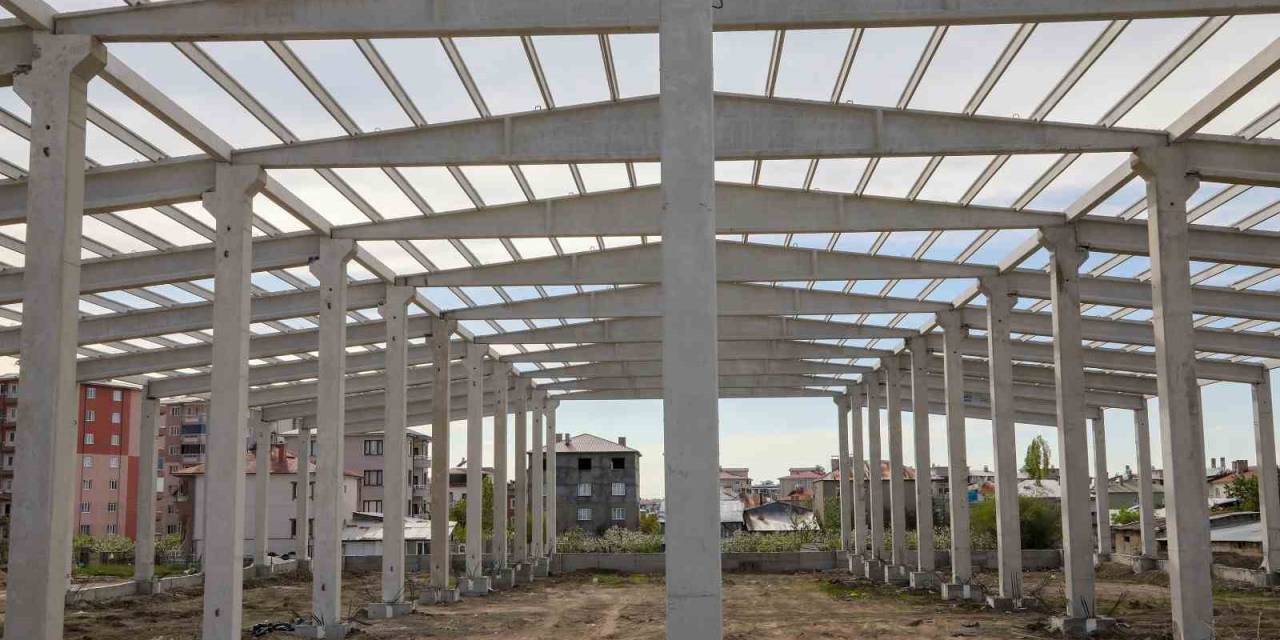 Van’ın İlk Kapalı Semt Pazarlarının İnşaatları Devam Ediyor