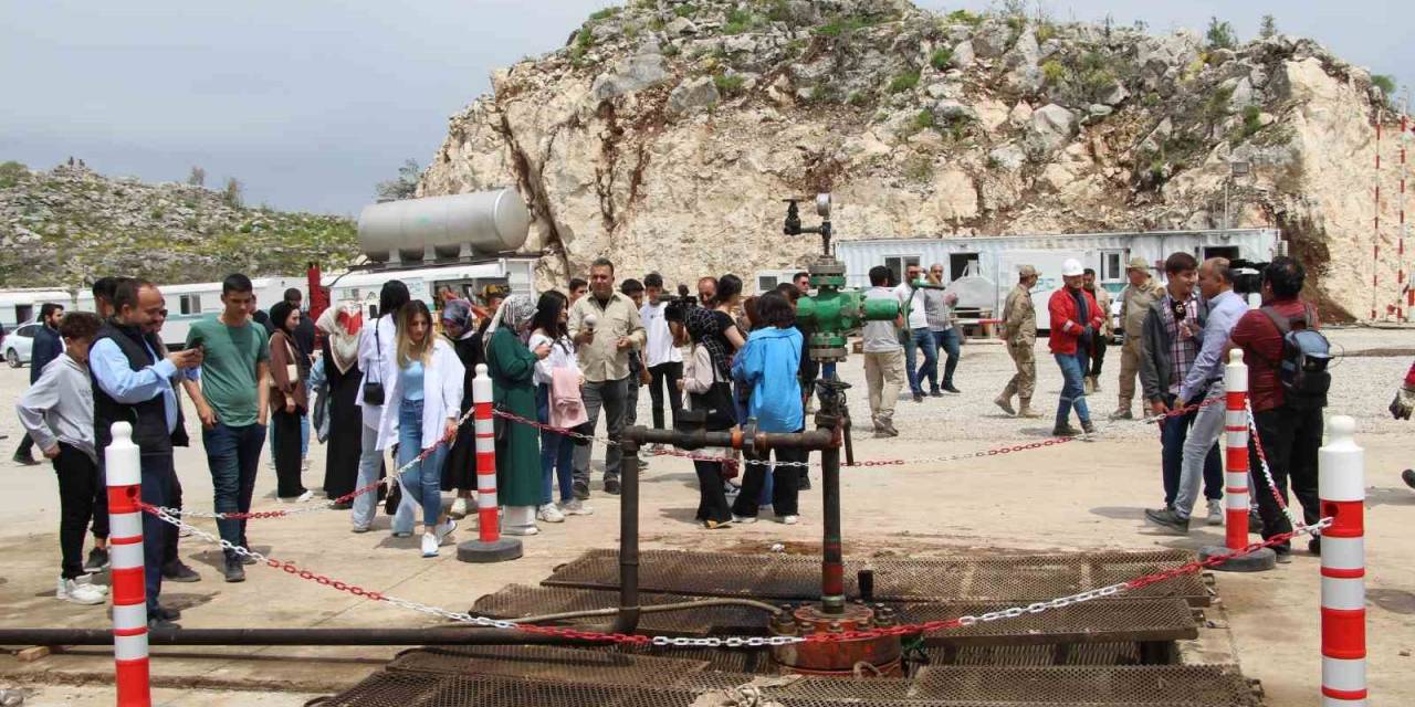 Öğrenciler Gabar Dağı Petrol Sahasına Çıkartma Yaptı