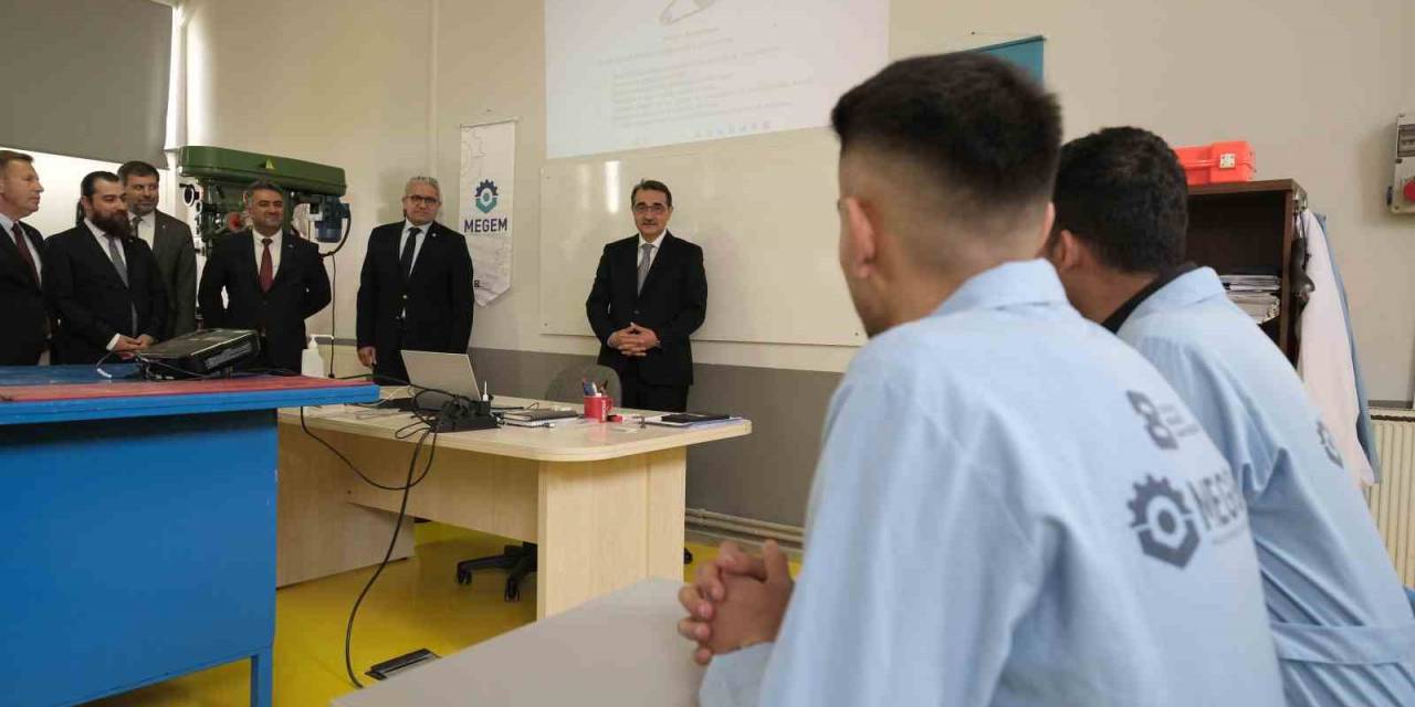 Bakan Dönmez Megem’de Eğitim Alan Kursiyerlerle Bir Araya Geldi