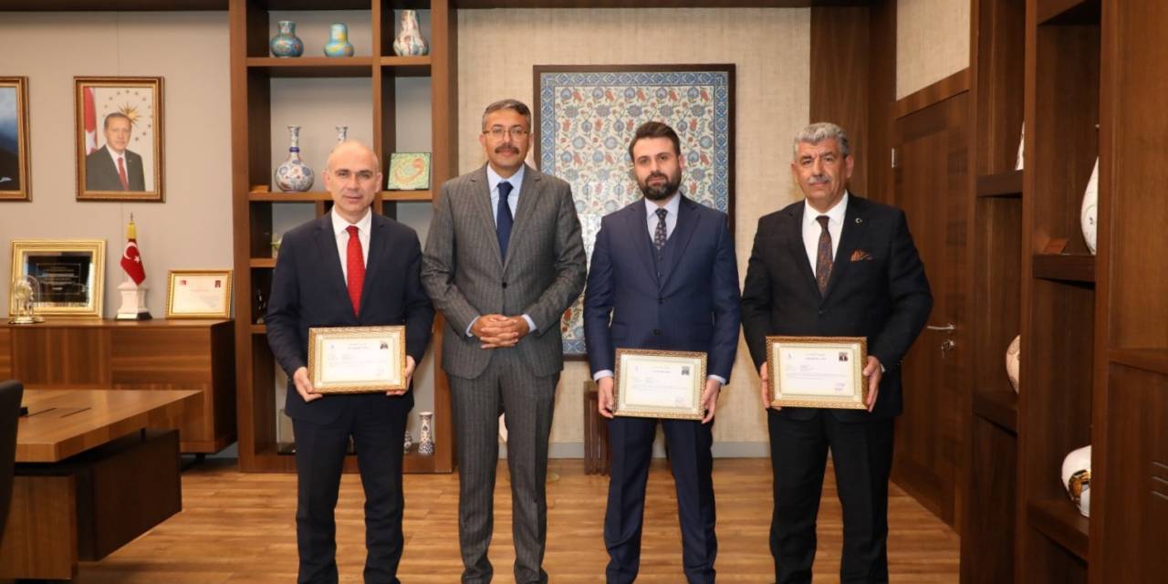 Belediye Başkan Yardımcıları Abdullah Damcı, Murat Arık Ve Ertuğrul Cevahir’e Başarı Belgesi