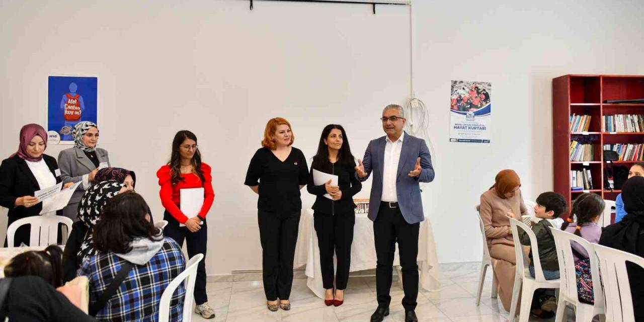 Esenyurt’ta ’kadın Sosyal Yaşam Merkezi’nde Programa Katılan Kadınlara Sertifikaları Verildi