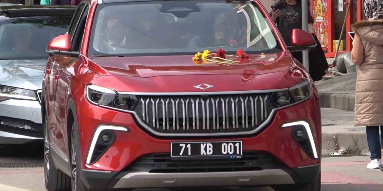 Yerli Otomobil Togg’u Yakından İnceleyen Vatandaşlar: "allah, Cumhurbaşkanımızdan Razı Olsun"