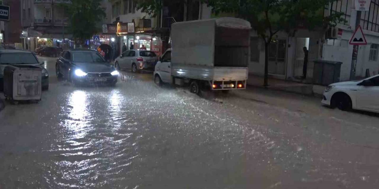 Elazığ’da Sağanak Etkili Oldu, Yollar Göle Döndü